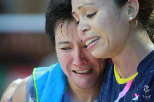 Badminton Fiji v New Caledonia hug